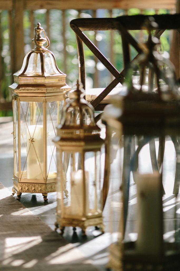 Gold lanterns from Firefly Ambiance line the aisle.