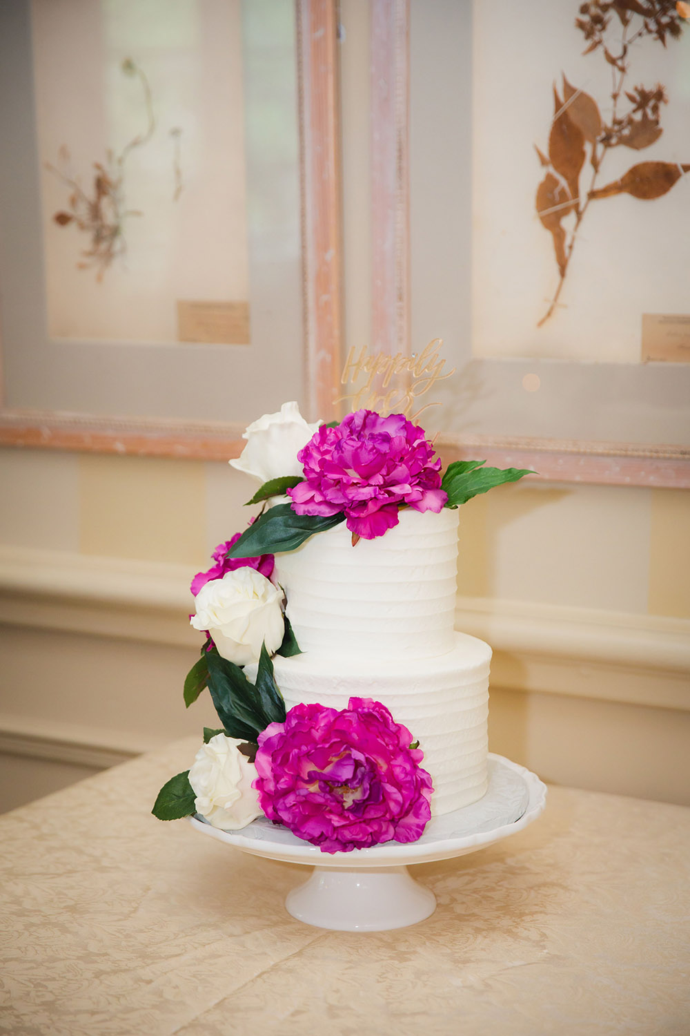 Kiara and Michael's wedding cake was embellished with beautiful fresh flowers in ivory and fuschia. Photo: Brian Jarreau Photography
