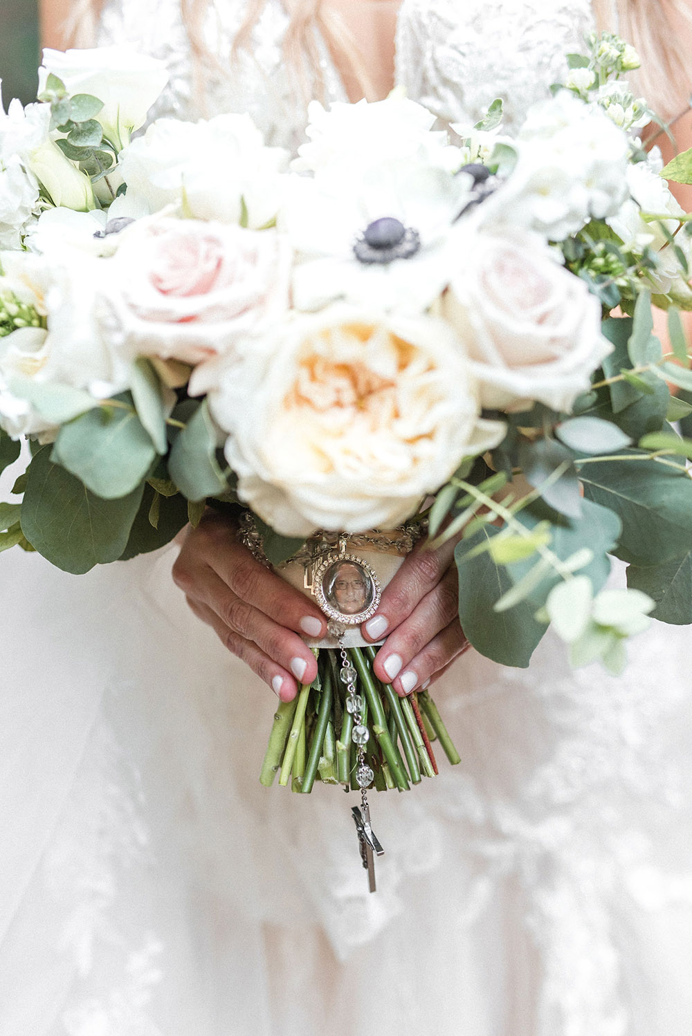 On the wedding day, Kelly walked down the aisle in the New Orleans Pharmacy Museum courtyard with a photograph of her father attached to her bouquet.