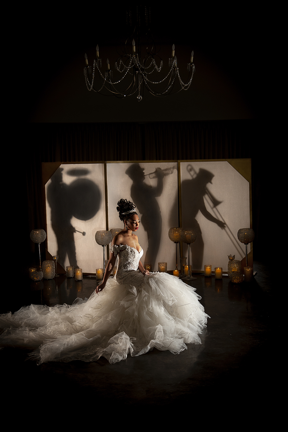 A bride with Jazz musicians behind a screen. Photo by Jessica Burke