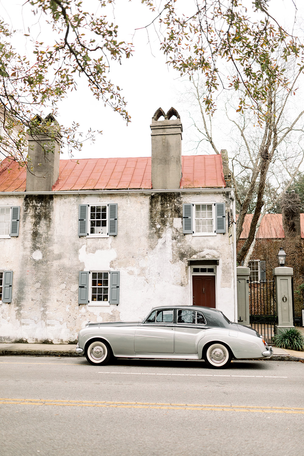 SC Express’ dove grey vintage ‘Silver Cloud’ car is the perfect getaway vehicle for the modern couple with nostalgic sensibilities.