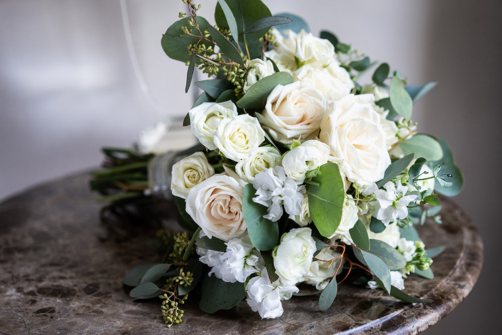 the bride's bouquet of ivory flowers