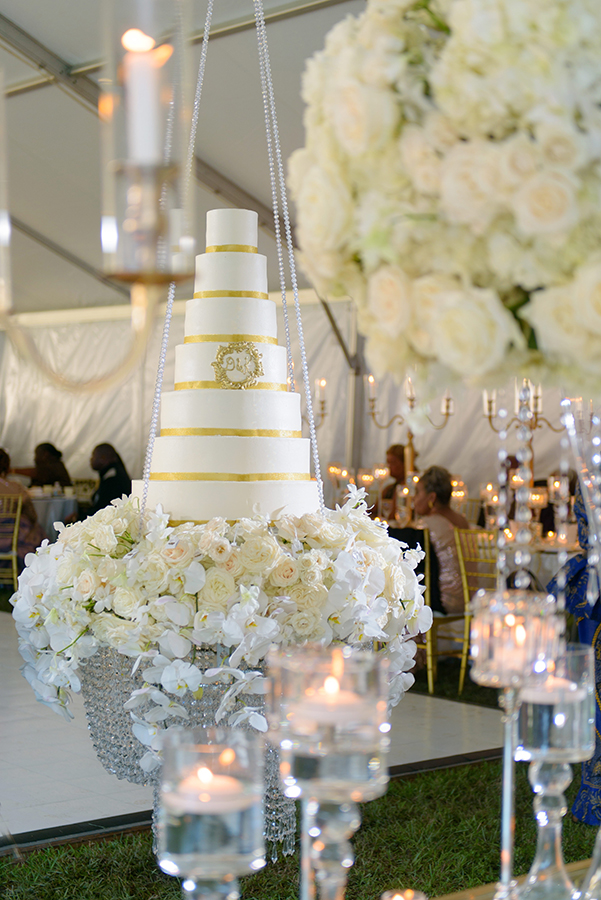 A suspended 7-tier cake added the wow factor to Doliecha and Kenneth’s wedding.