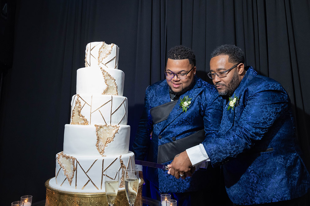 the grooms cut the cake